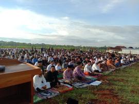 Warga Grogol Laksanakan Sholat Idul Fitri di Lapangan Grogol Kaloka